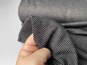 Isoli - kube strikket i mørke grå toner
